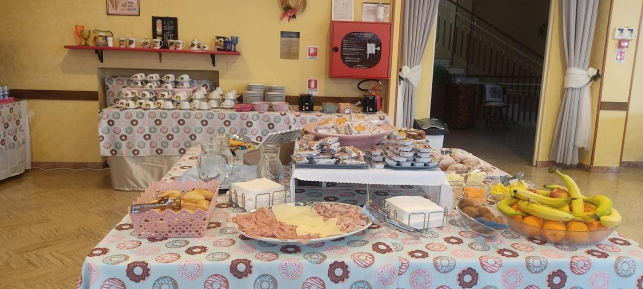 Hotel Half Moon Airport Restaurant Rimini Exterior photo
