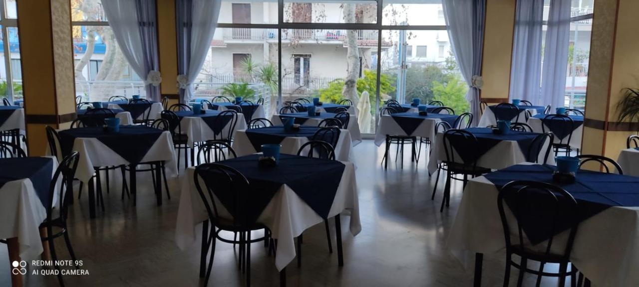 Hotel Half Moon Airport Restaurant Rimini Exterior photo