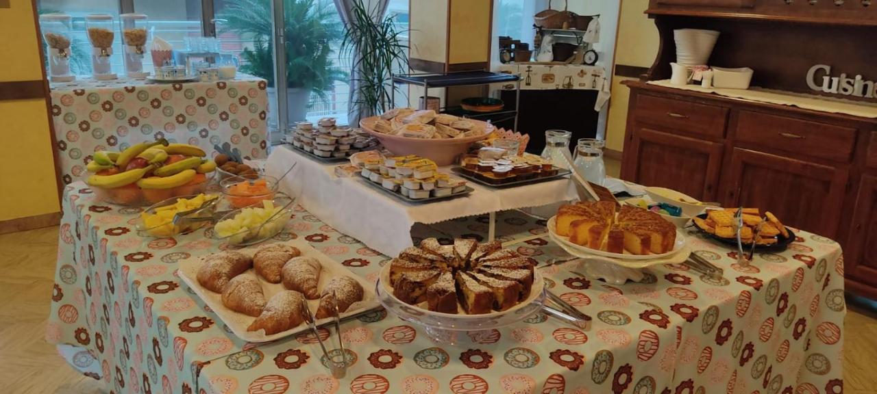 Hotel Half Moon Airport Restaurant Rimini Exterior photo